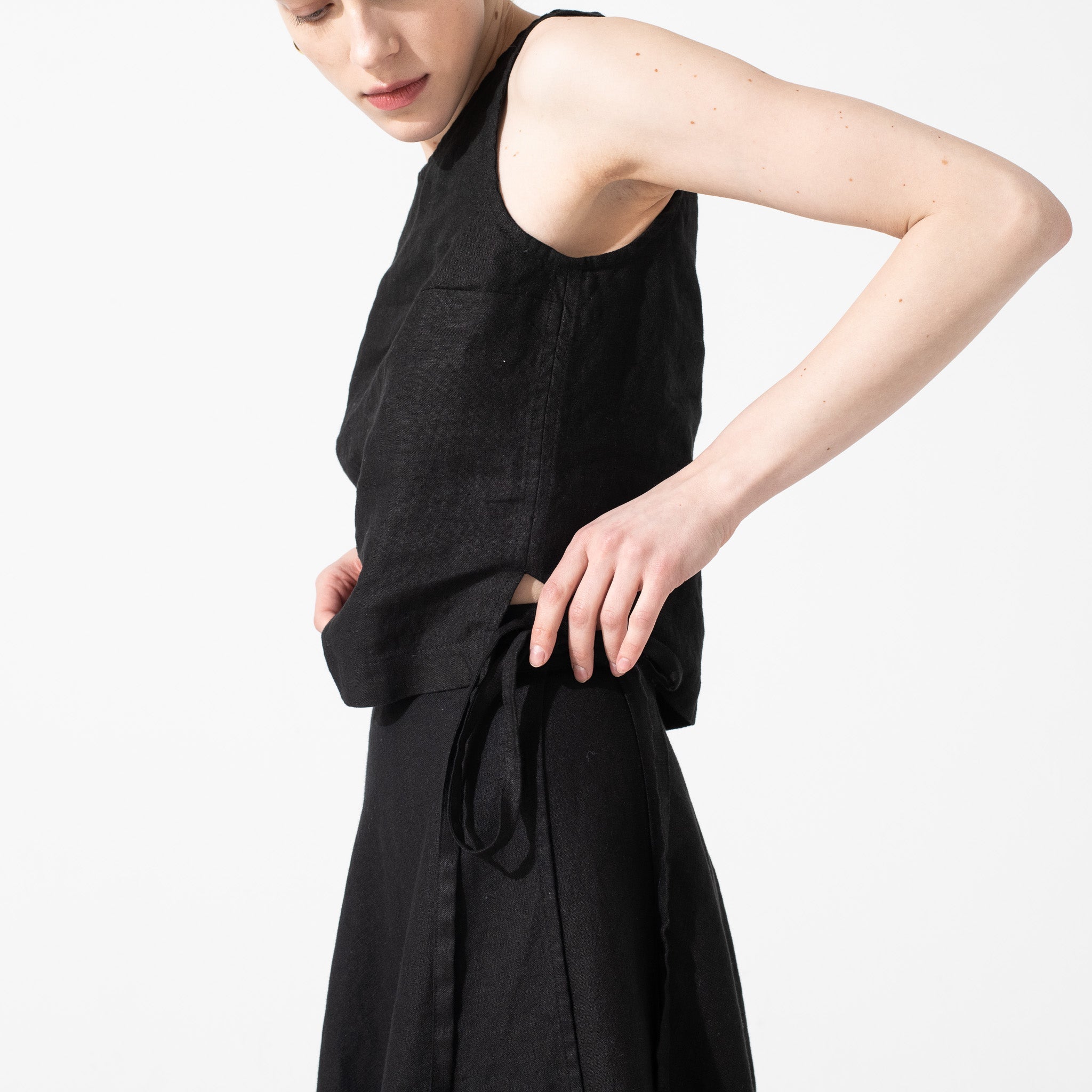 R: HESSEN wrap linen skirt in Black