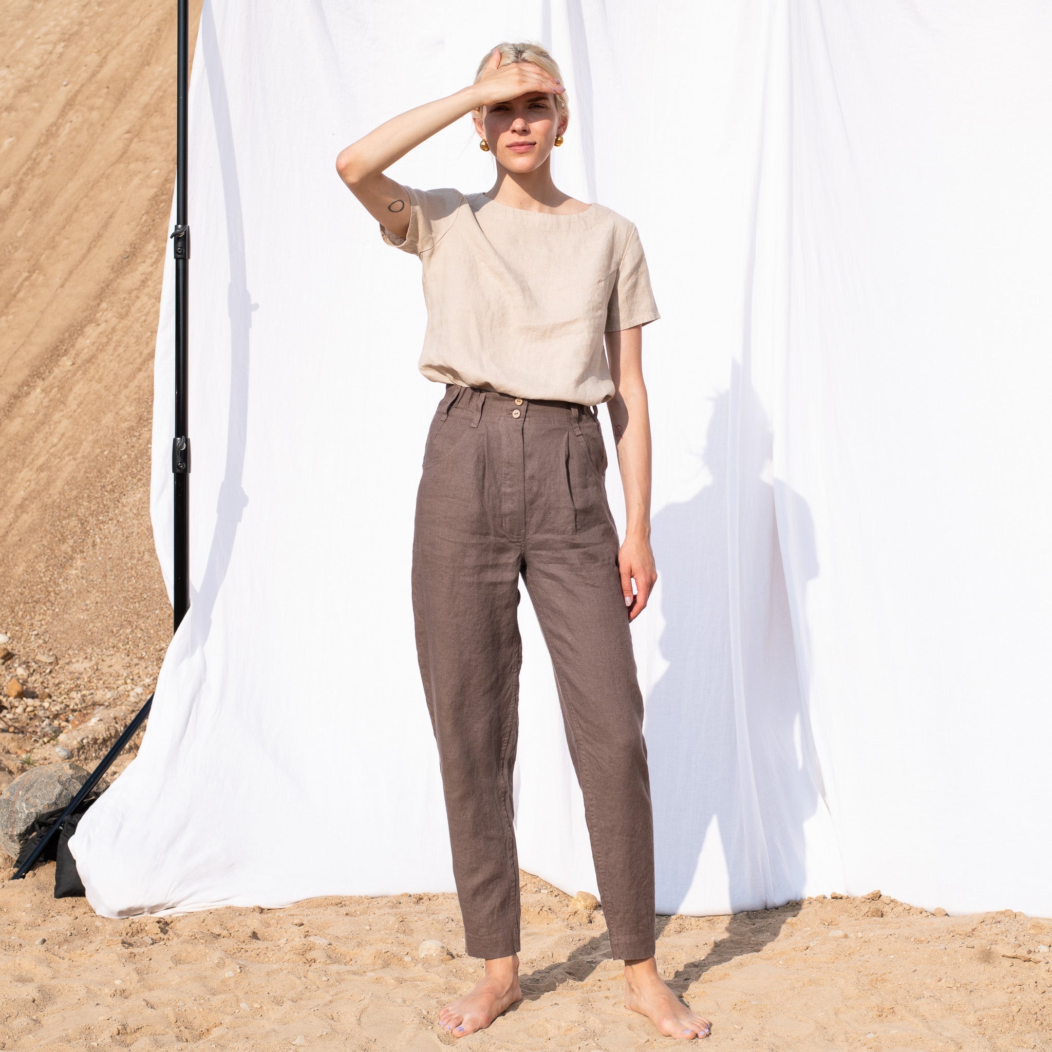 R: DAMME high-waisted pleated front linen pants in Chocolate