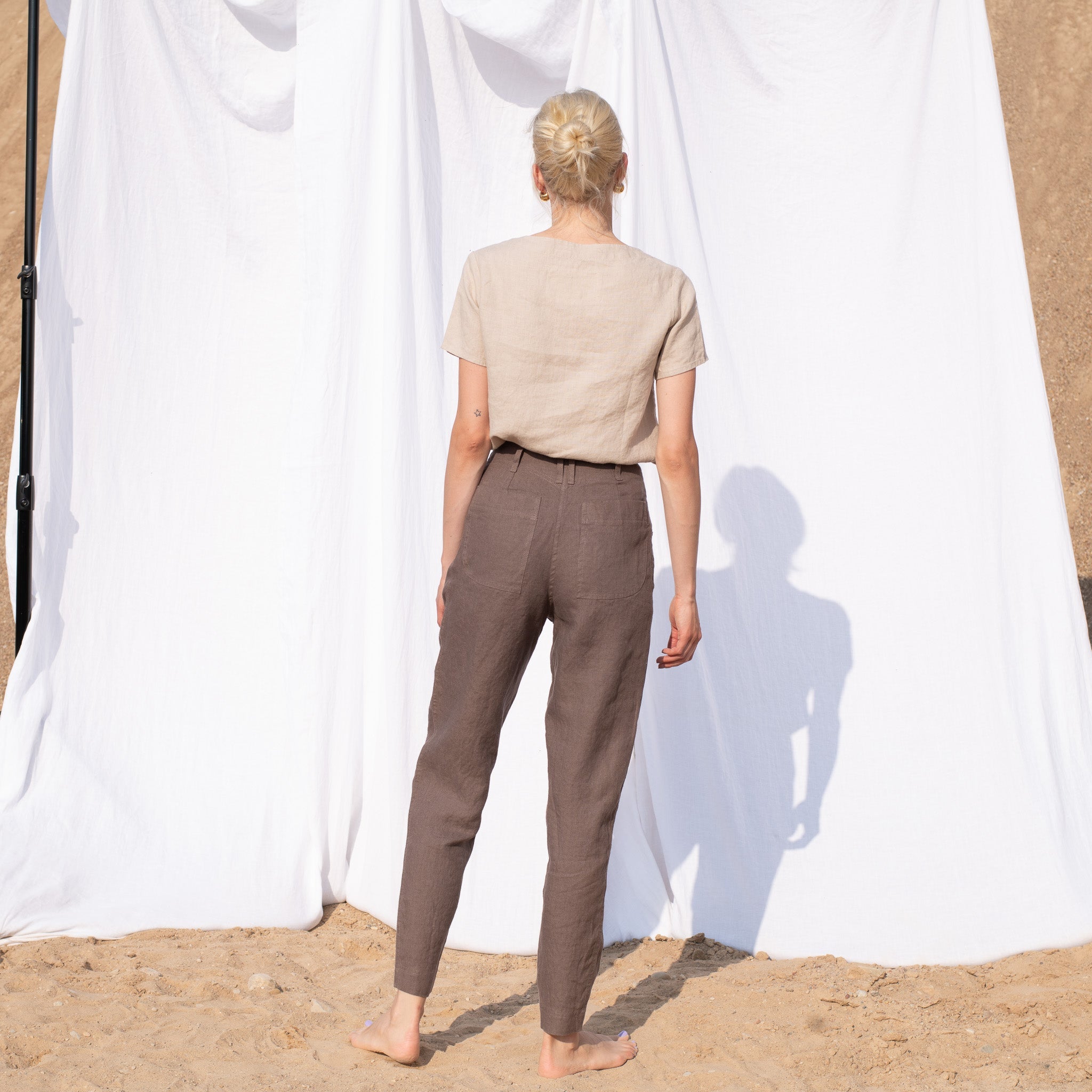 R: DAMME high-waisted pleated front linen pants in Chocolate